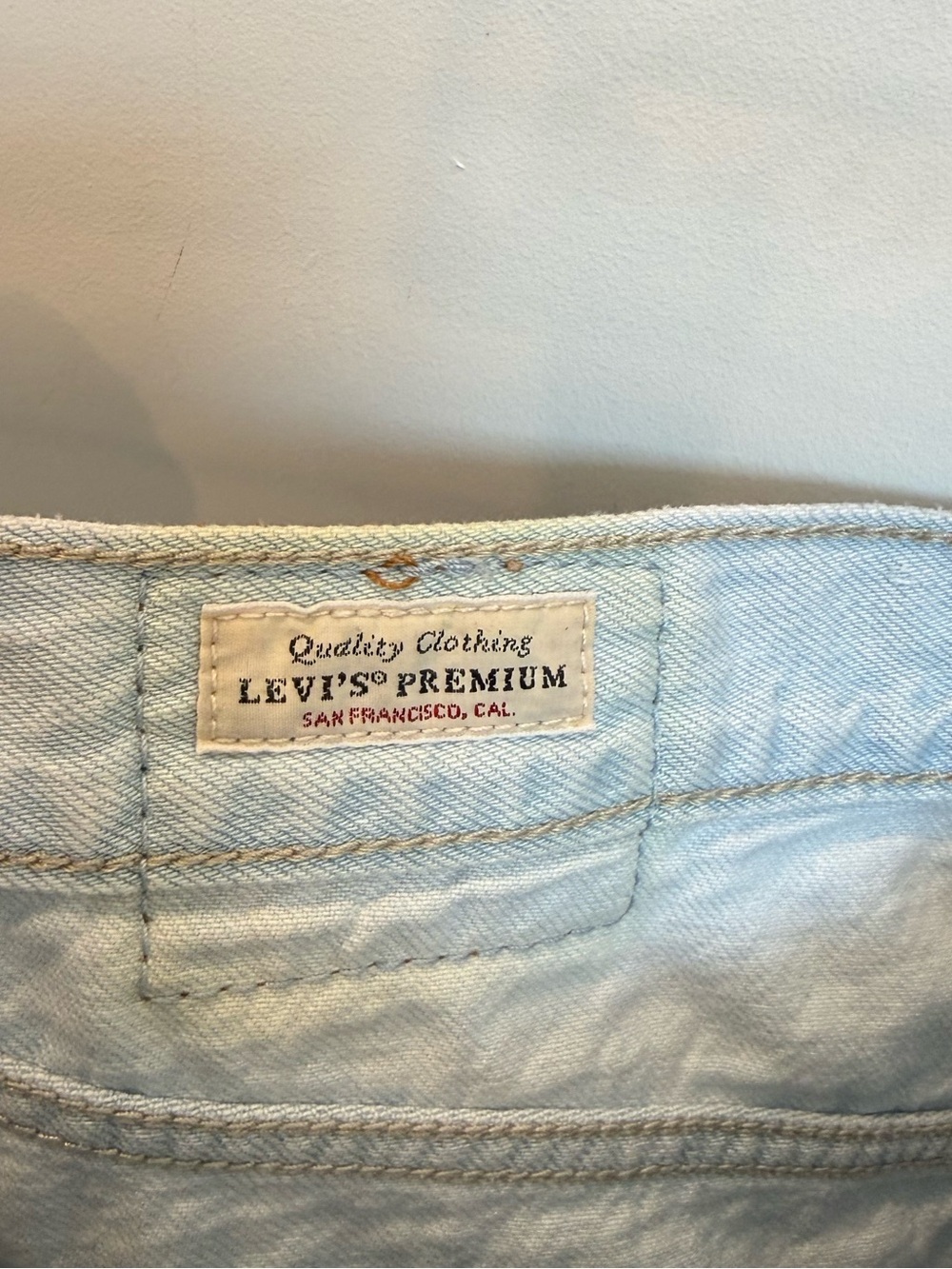 Levi's 80s Mom Shorts - Picture 4 of 5
